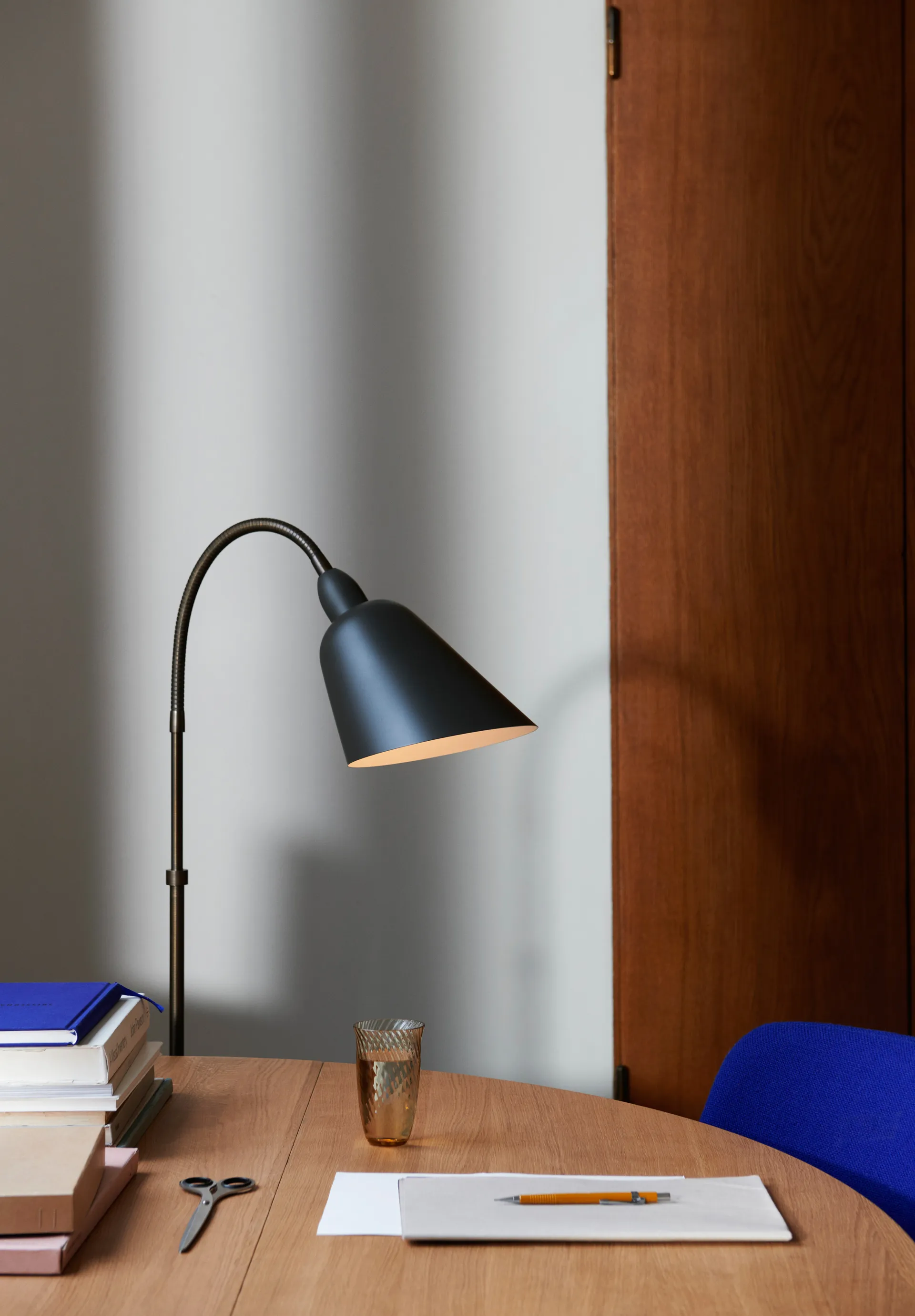 Bellevue AJ7 lampa podłogowa Anniversary Edition, Stone grey-bronzed brass &Tradition