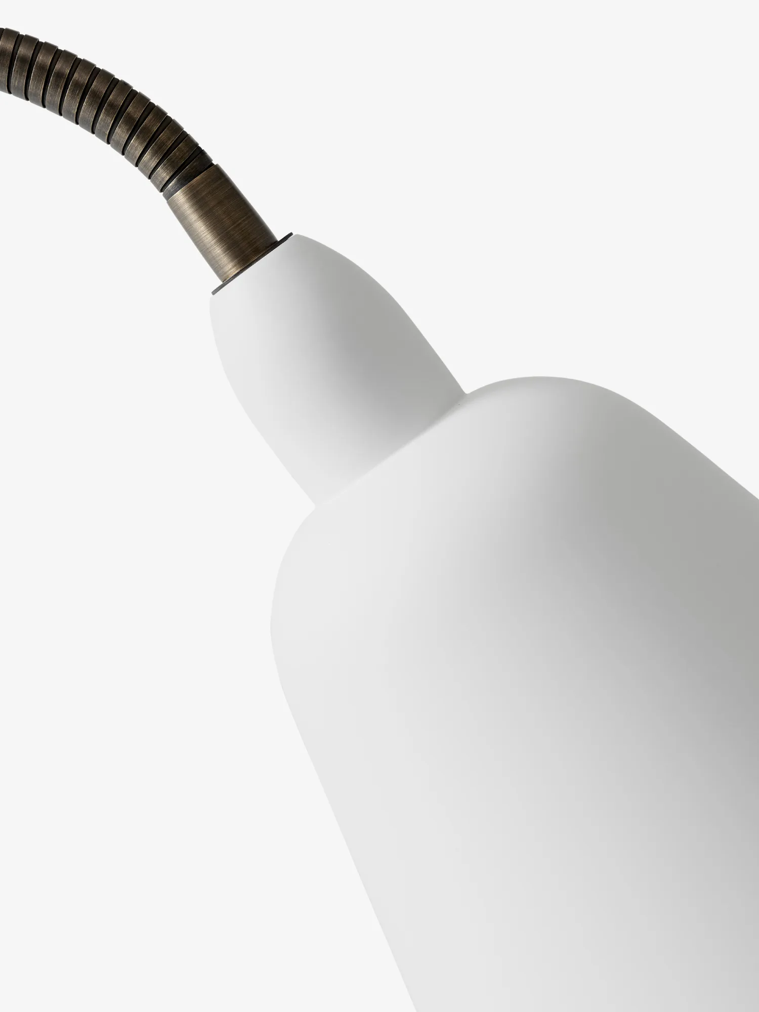 Bellevue AJ7 lampa podłogowa Anniversary Edition, White-bronzed brass
 &Tradition