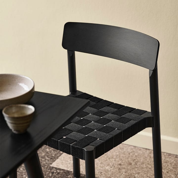 Betty TK1 Krzesło - black, czarny siedzisko z plecionego lnu - &Tradition