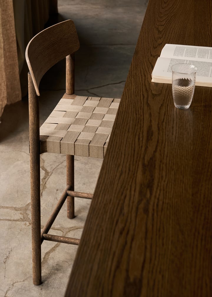 Betty TK12 Counter Chair stołek barowy 65 cm, Len w kolorze naturalnym-dąb wędzony &Tradition
