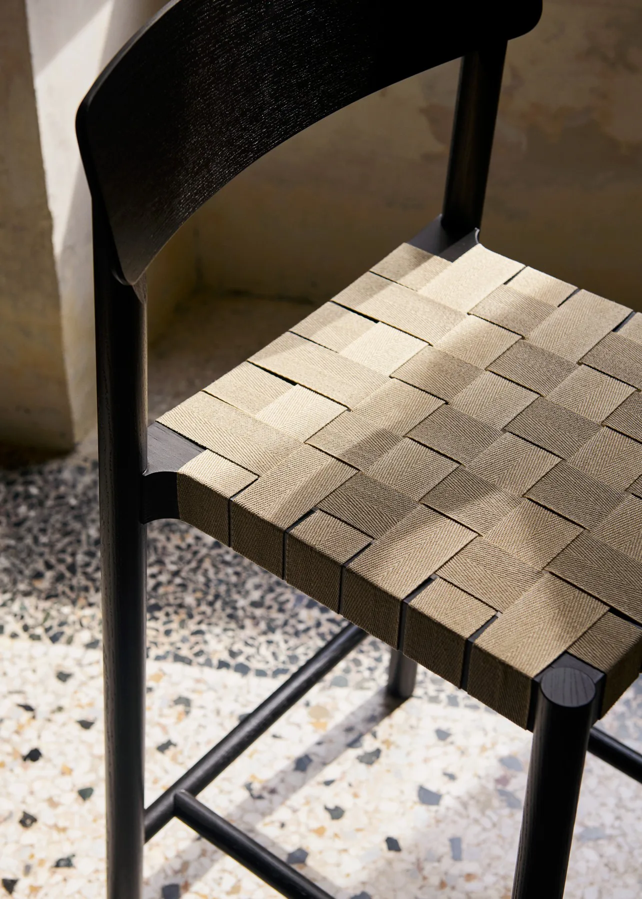 Betty TK12 Counter Chair stołek barowy 65 cm, Len w kolorze naturalnym-jesion lakierowany na czarno &Tradition