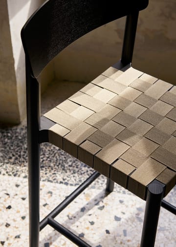 Betty TK12 Counter Chair stołek barowy 65 cm - Len w kolorze naturalnym-jesion lakierowany na czarno - &Tradition