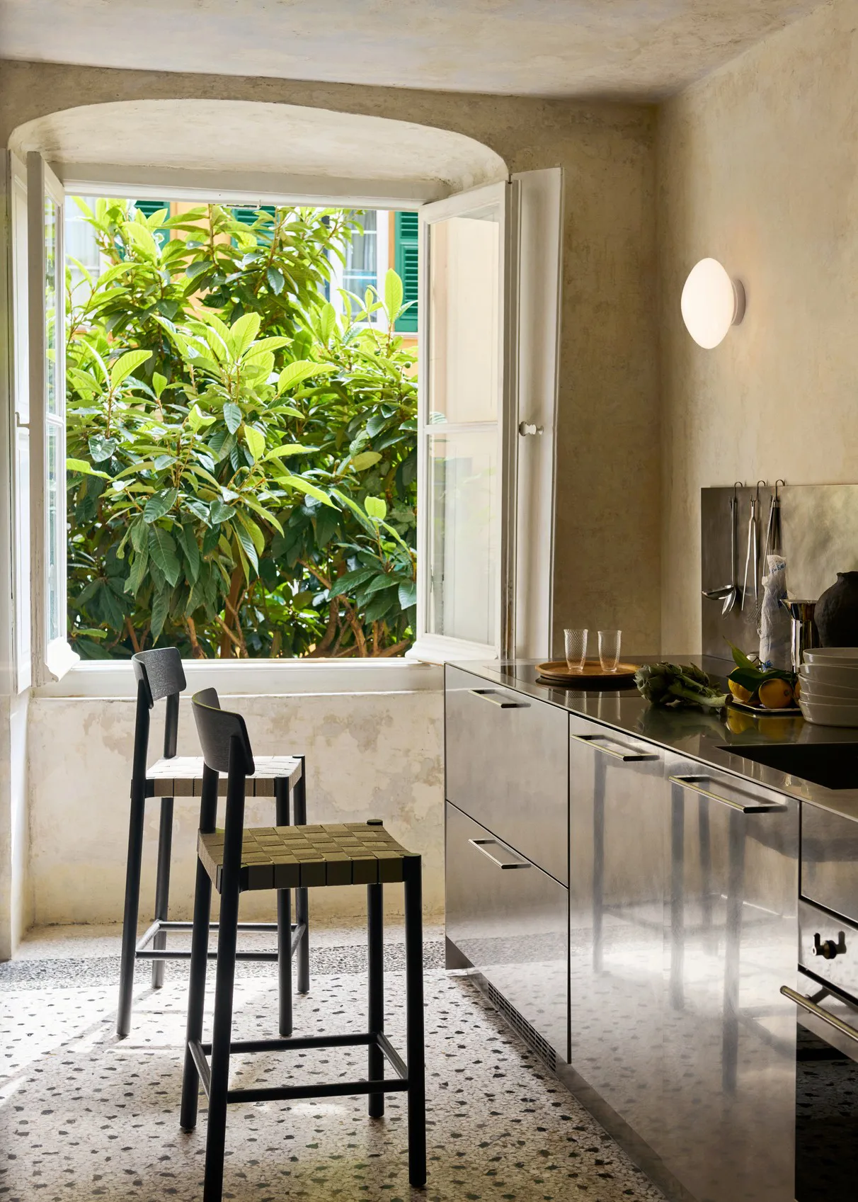 Betty TK12 Counter Chair stołek barowy 65 cm, Len w kolorze naturalnym-jesion lakierowany na czarno &Tradition