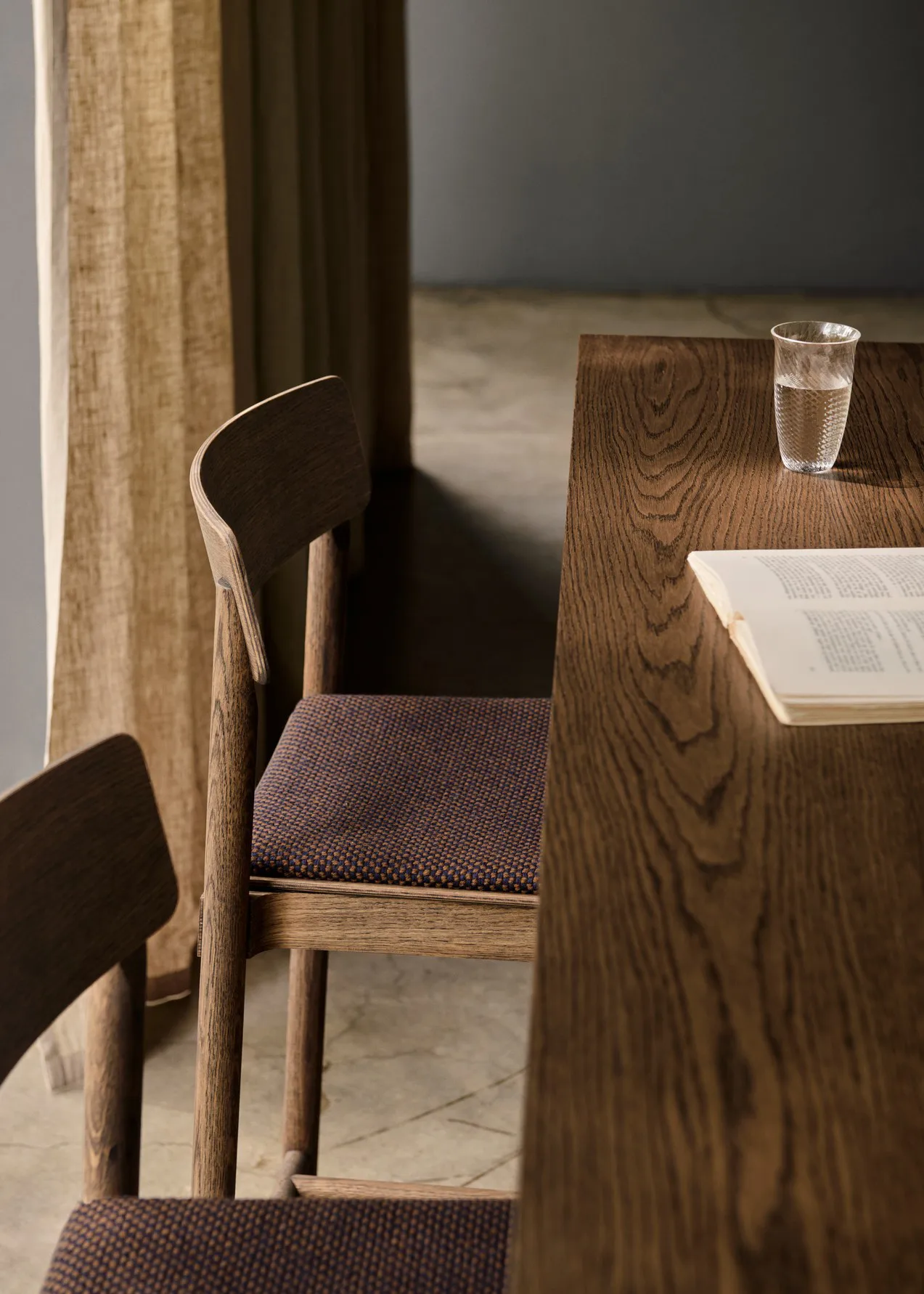 Betty TK14 Counter Chair stołek barowy 65 cm, Sisu 0785-dąb wędzony &Tradition