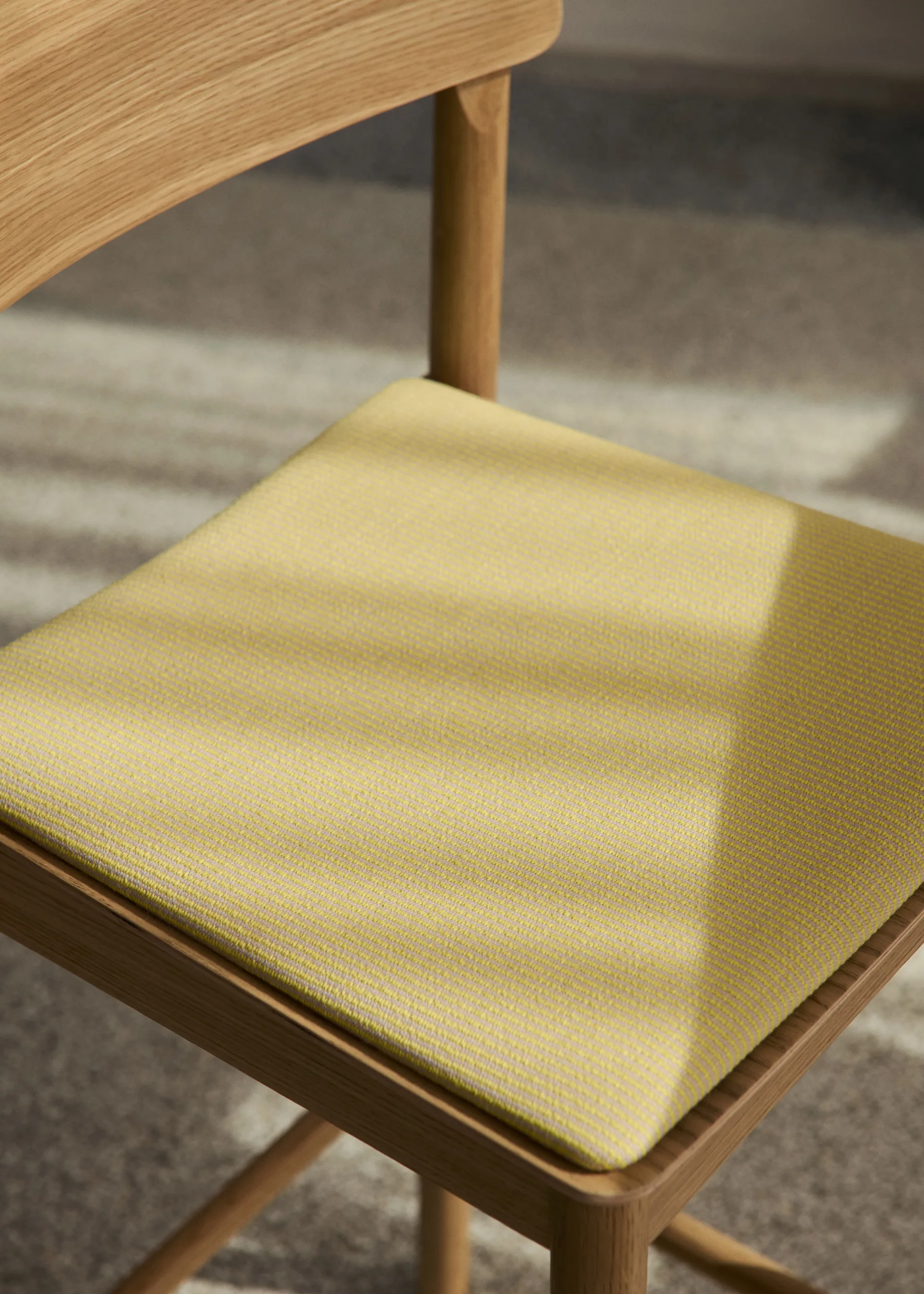 Betty TK17 Bar Chair stołek barowy 75 cm, Fuse 0421-lakierowany dąb &Tradition