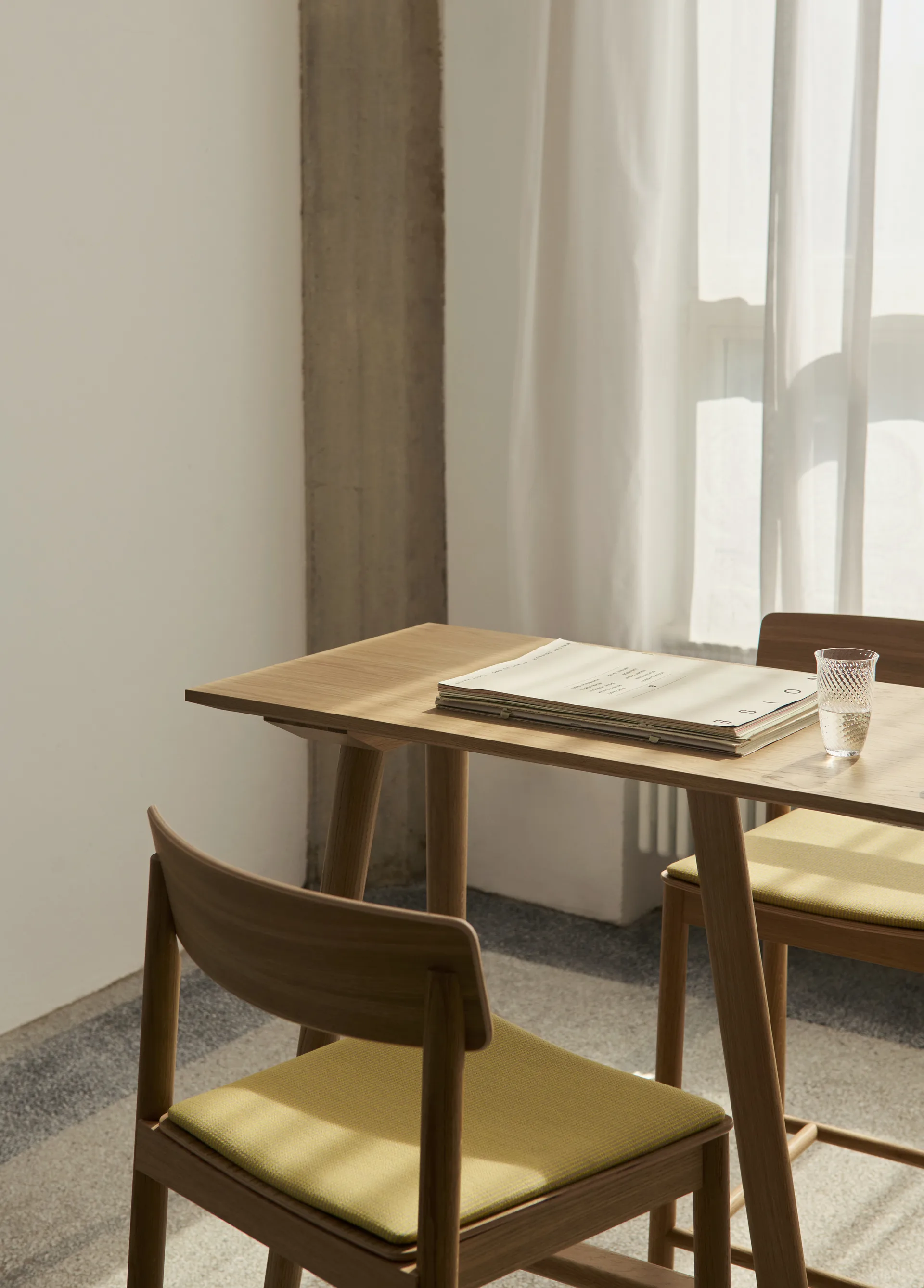 Betty TK17 Bar Chair stołek barowy 75 cm, Fuse 0421-lakierowany dąb &Tradition