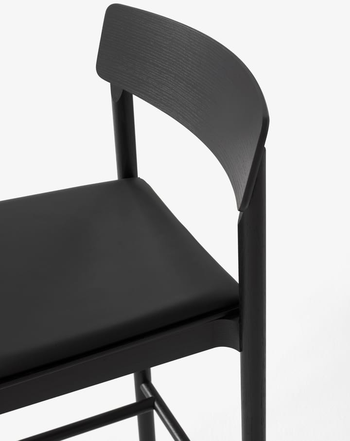 Betty TK17 Bar Chair stołek barowy 75 cm, Noble czarna skóra-jesion lakierowany na czarno &Tradition