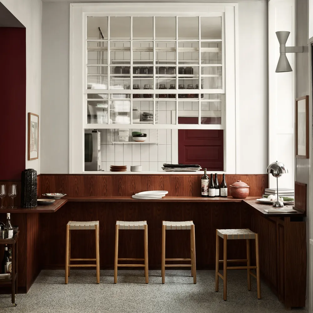 Betty TK7 krzesło barowe, oak, siedzisko z naturalnego plecionego lnu &Tradition