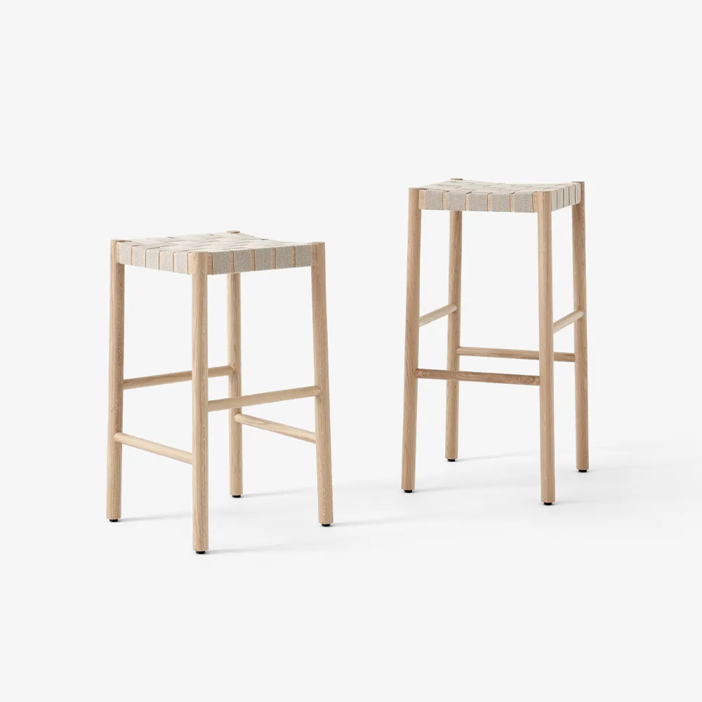 Betty TK7 krzesło barowe, oak, siedzisko z naturalnego plecionego lnu &Tradition