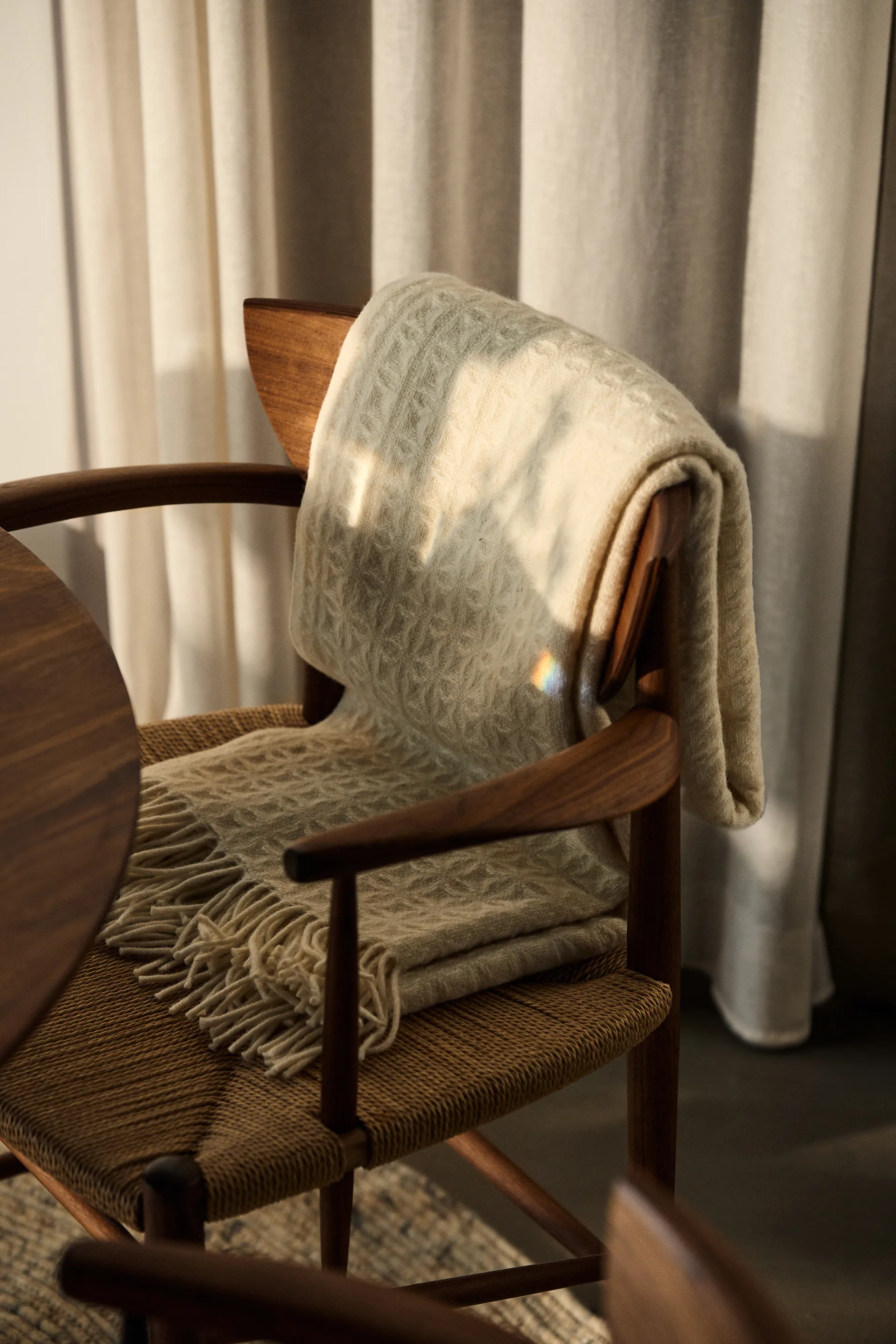 Drawn krzesło HM3, Orzech włoski &Tradition