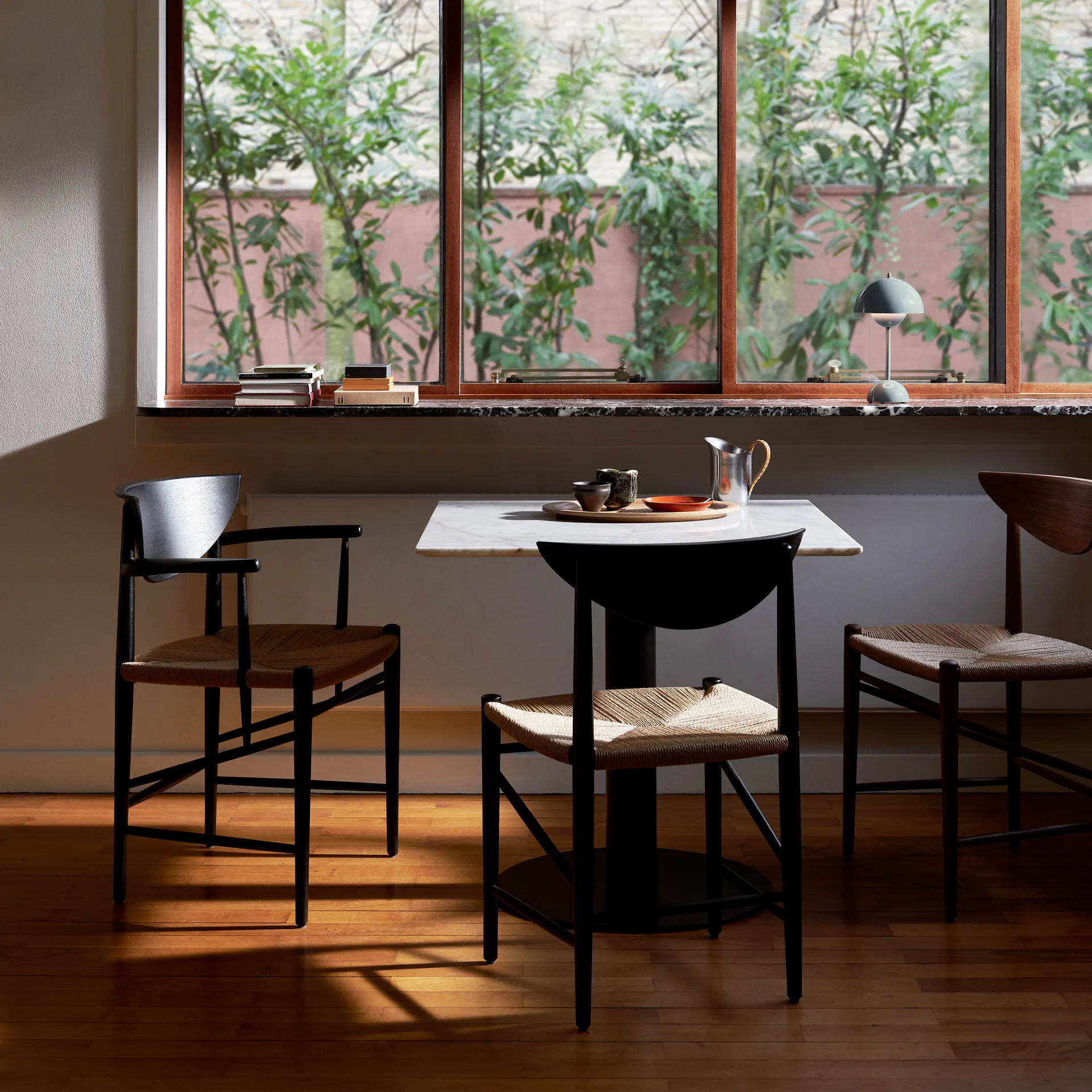 Drawn krzesło HM4 podłokietnik, Czarny dąb &Tradition