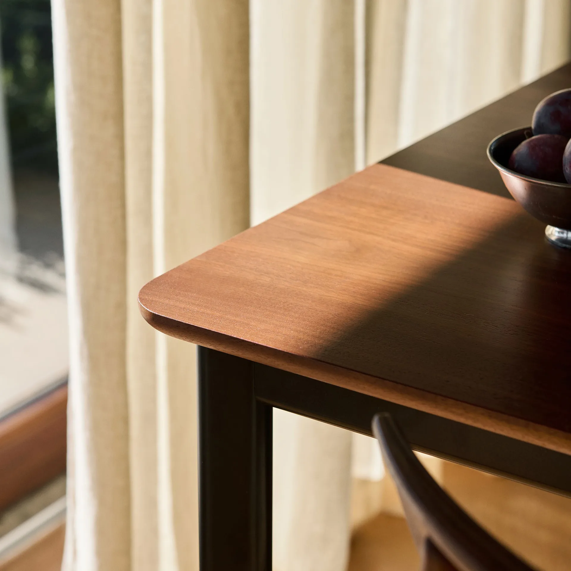 Drip HW117 stół do jadalni 103x253 cm, Black frame-clear lacq. walnut &Tradition