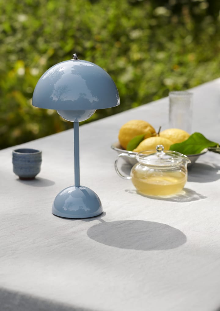 Flowerpot bezprzewodowa lampa stołowa VP9 - jasnoniebieska - &Tradition