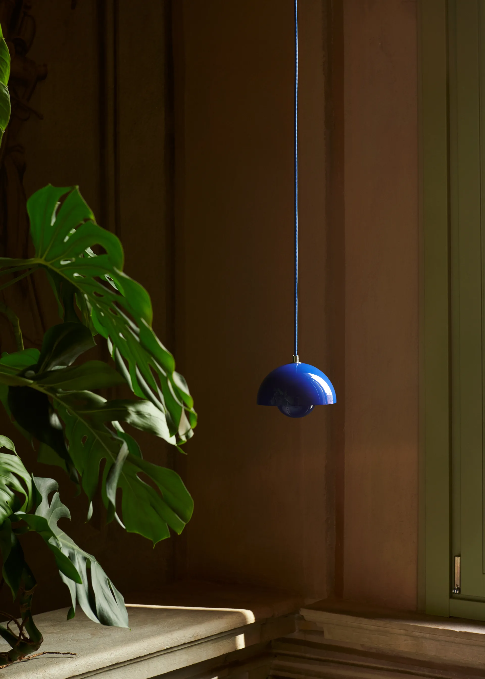 Flowerpot VP10 wisząca lampa, Cobalt blue &Tradition