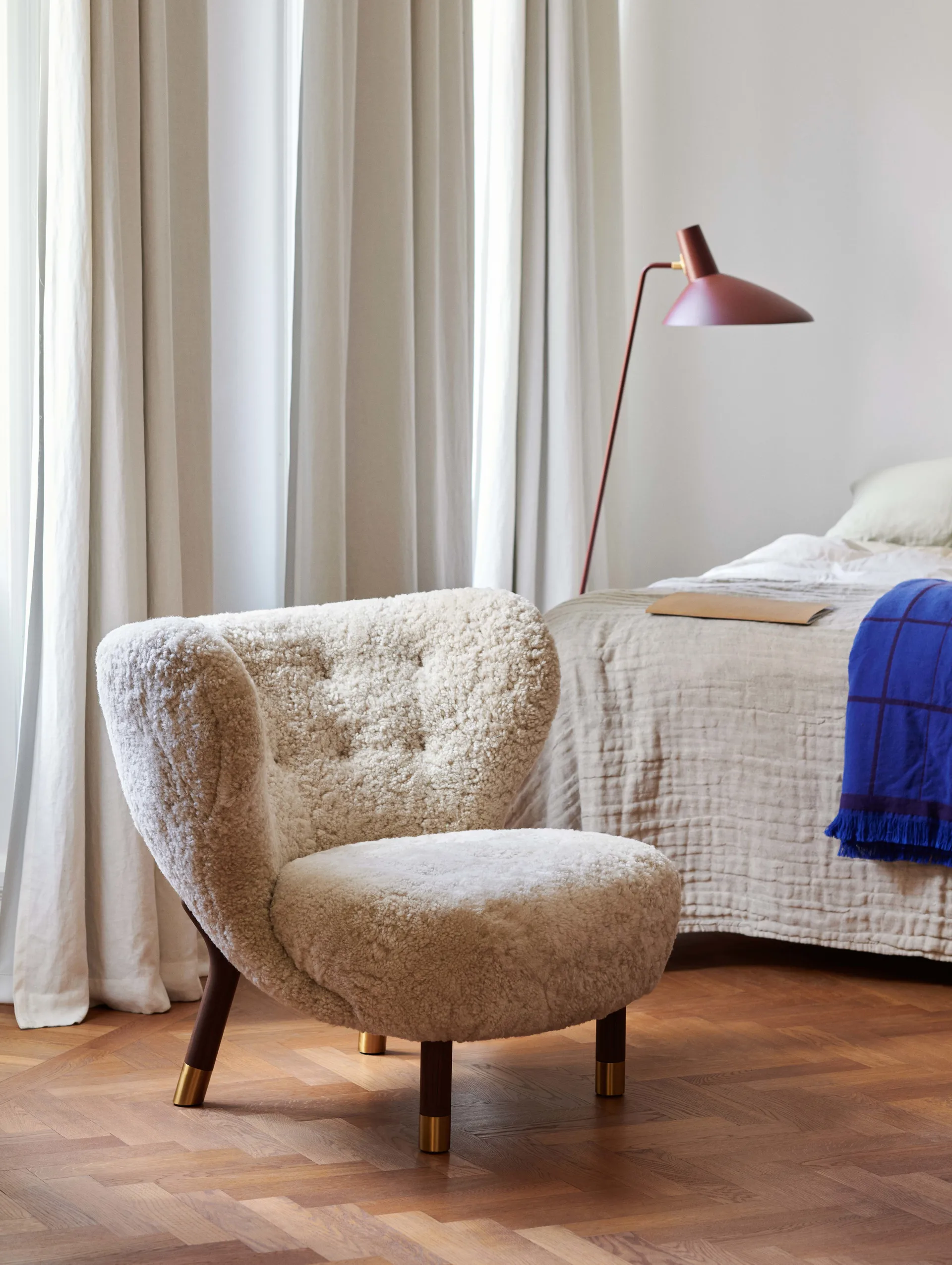 Fotel Little Petra VB1 Limited Edition, Orzech włoski, mosiądz-Moonlight &Tradition