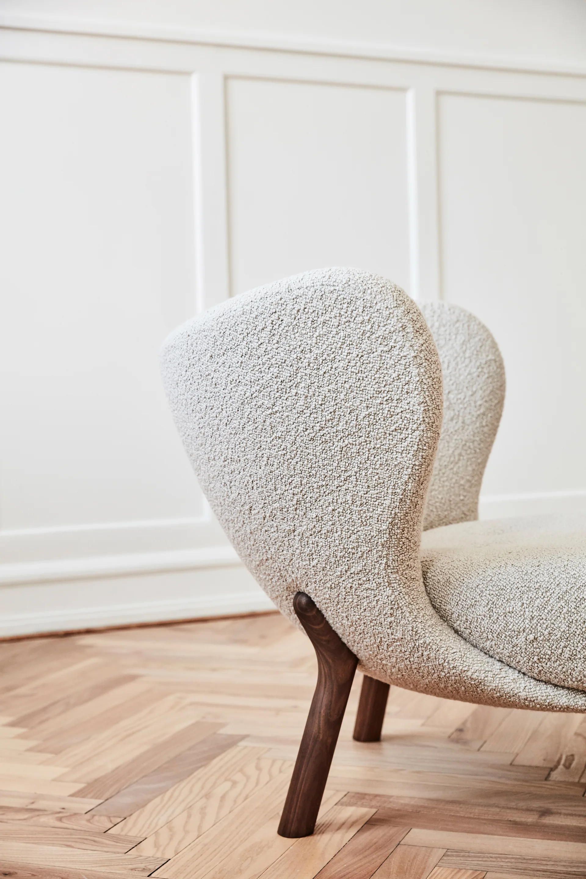 Fotel Little Petra VB1, Orzech włoski olejowany-Karakorum 003 &Tradition