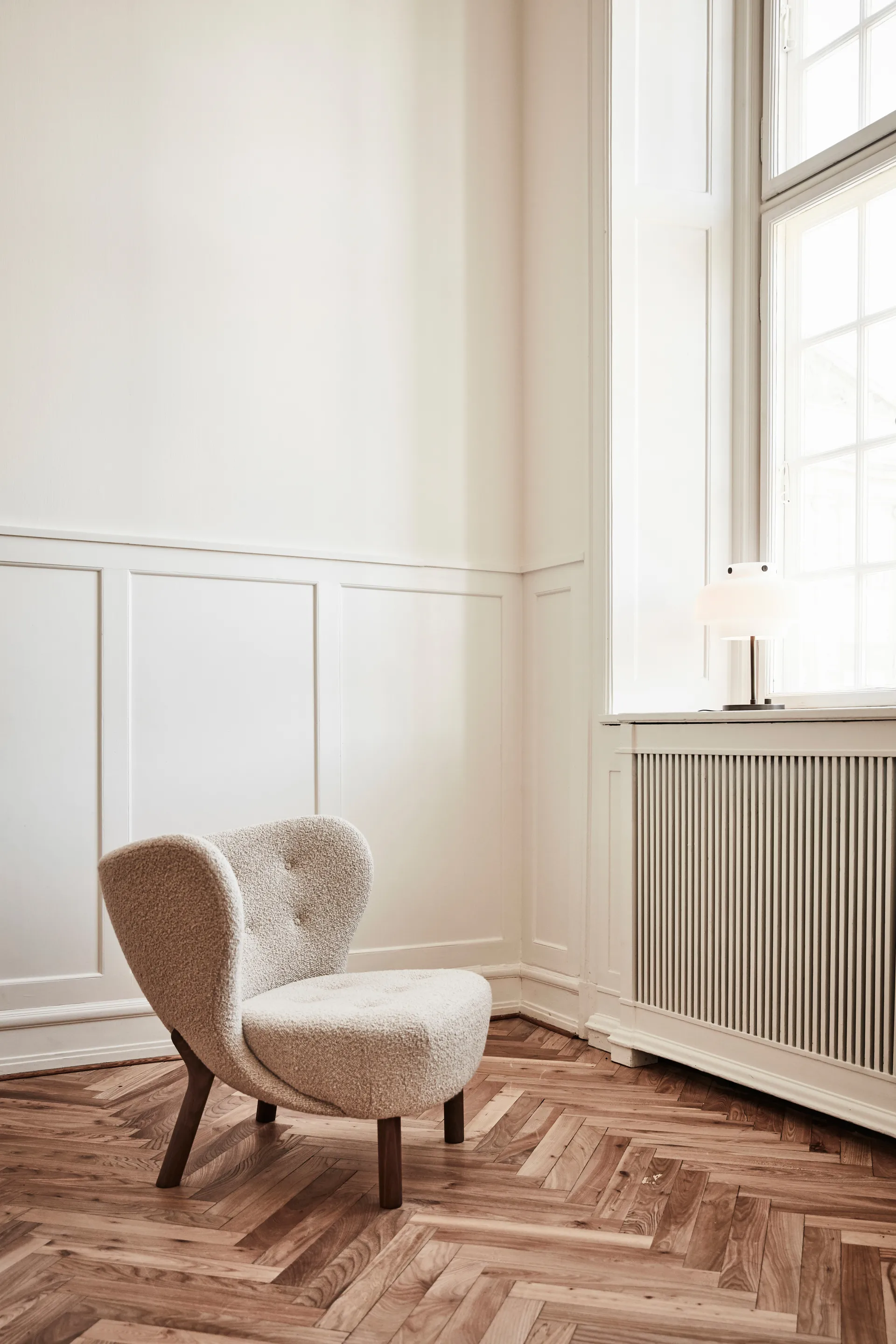 Fotel Little Petra VB1, Orzech włoski olejowany-Karakorum 003 &Tradition