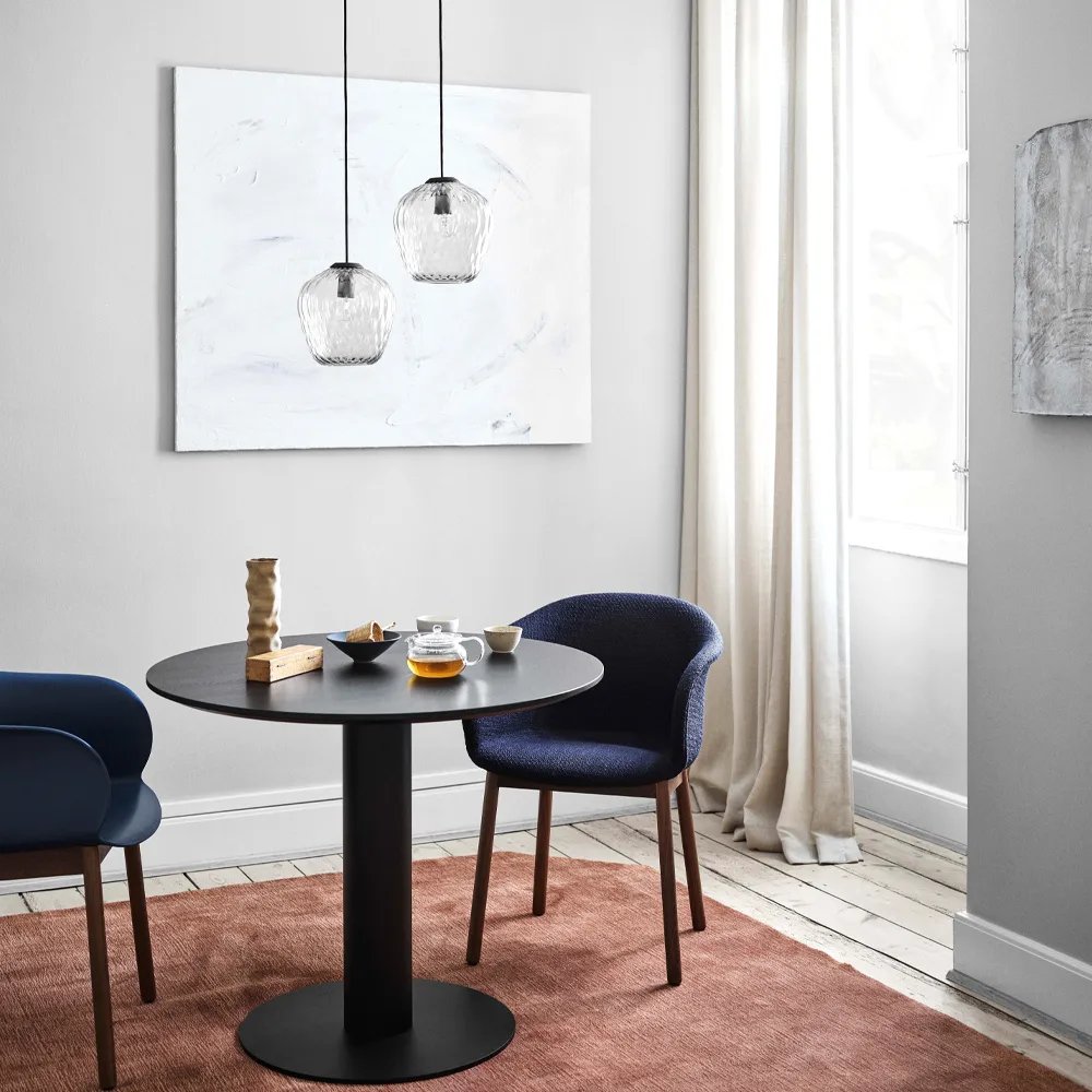 In Between SK11 stół, czarnylackad dąb,metalowa podstawka w kolorze czarnym matowym &Tradition