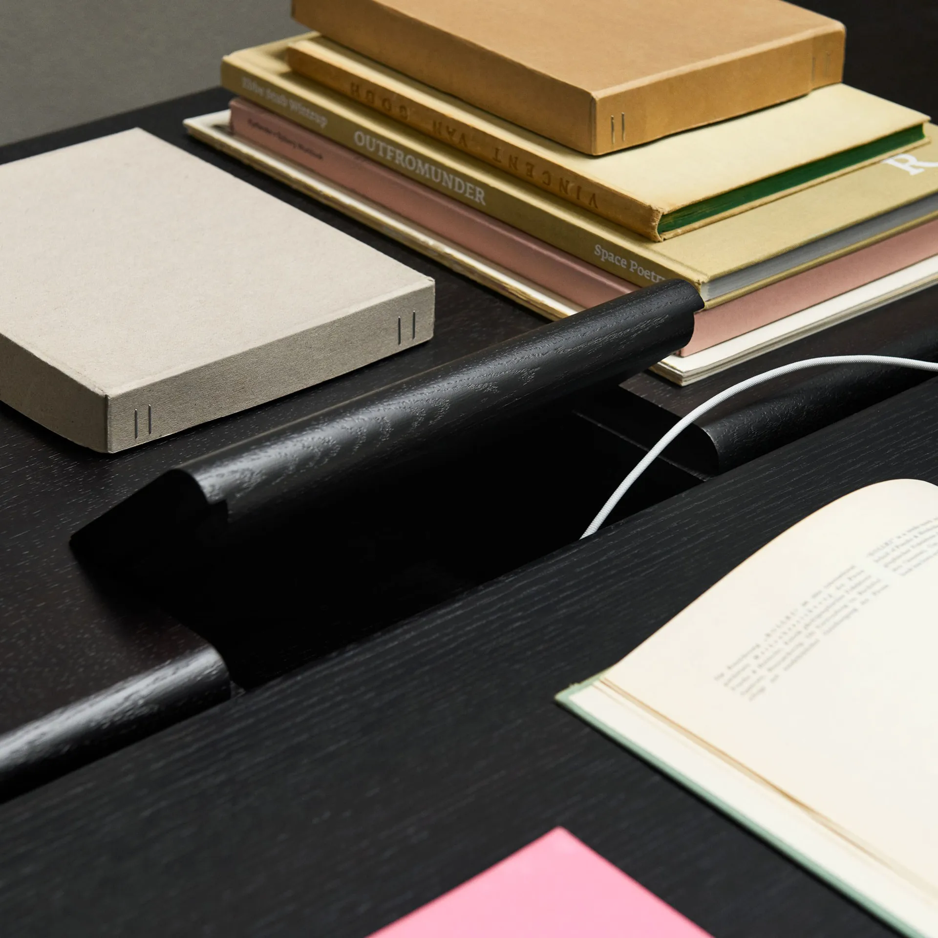 Ita OS1 stół do jadalniany z organizerem na kable 95x200 cm, Dark stained oak &Tradition