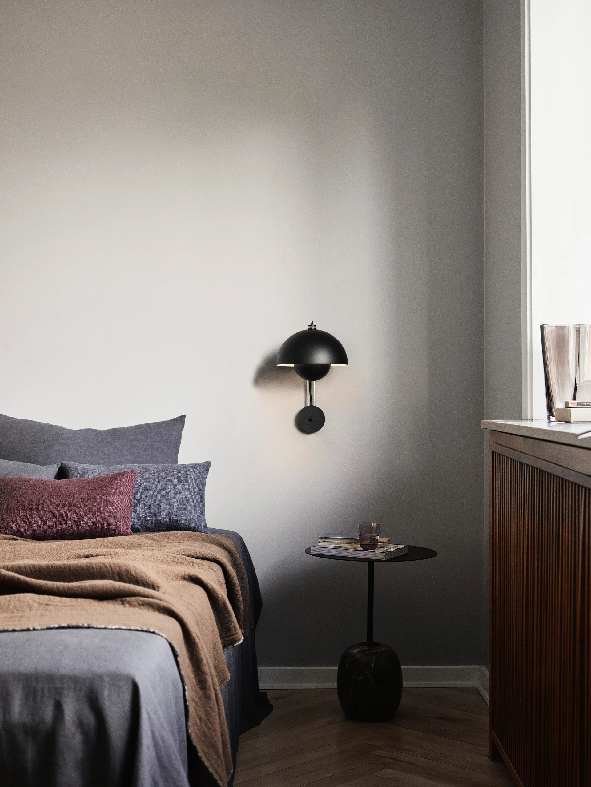 Kinkiet Flowerpot VP8, Matt black &Tradition