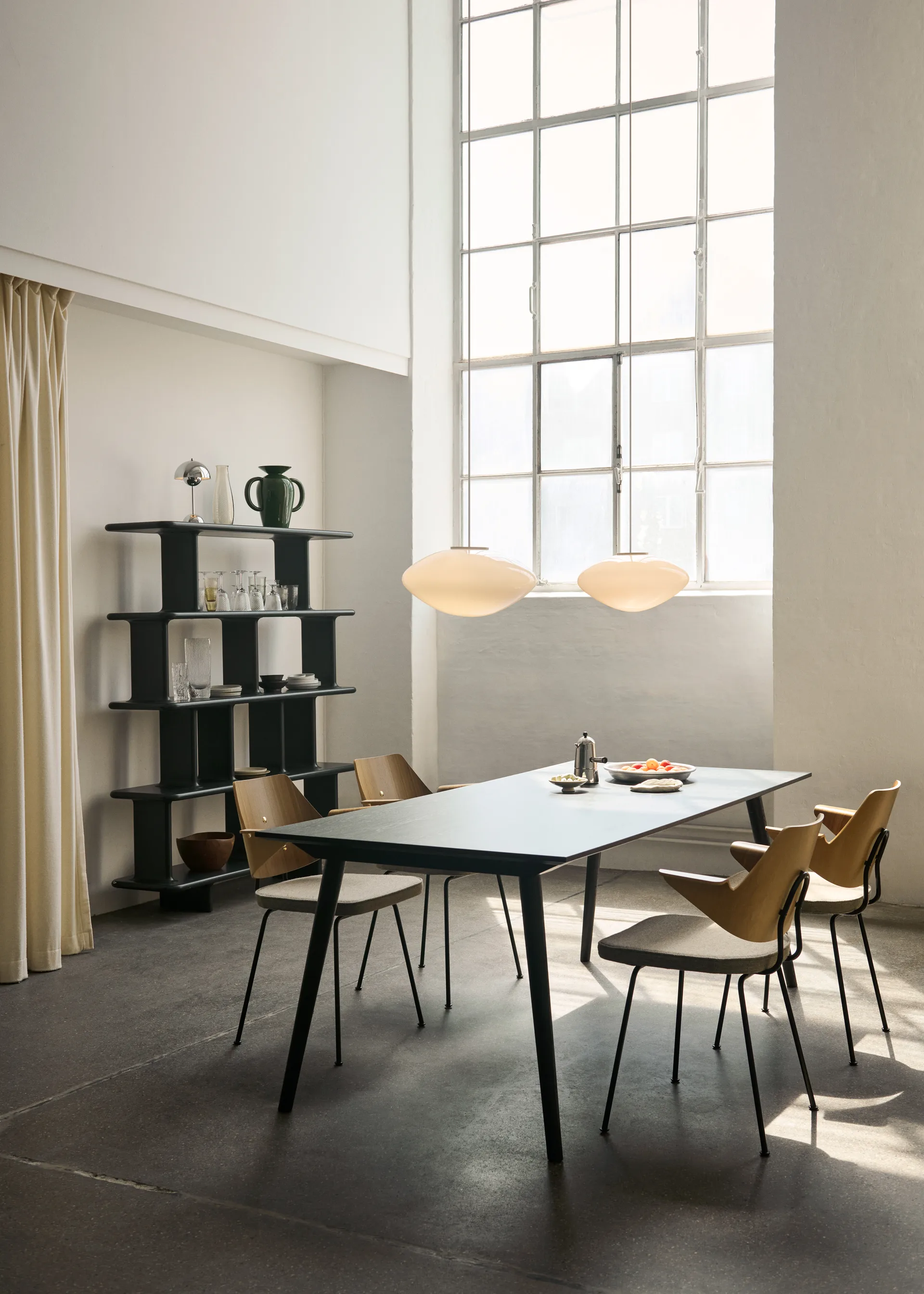 Krzesło z podłokietnikami RFH RD7, Walnut-beech-brown &Tradition