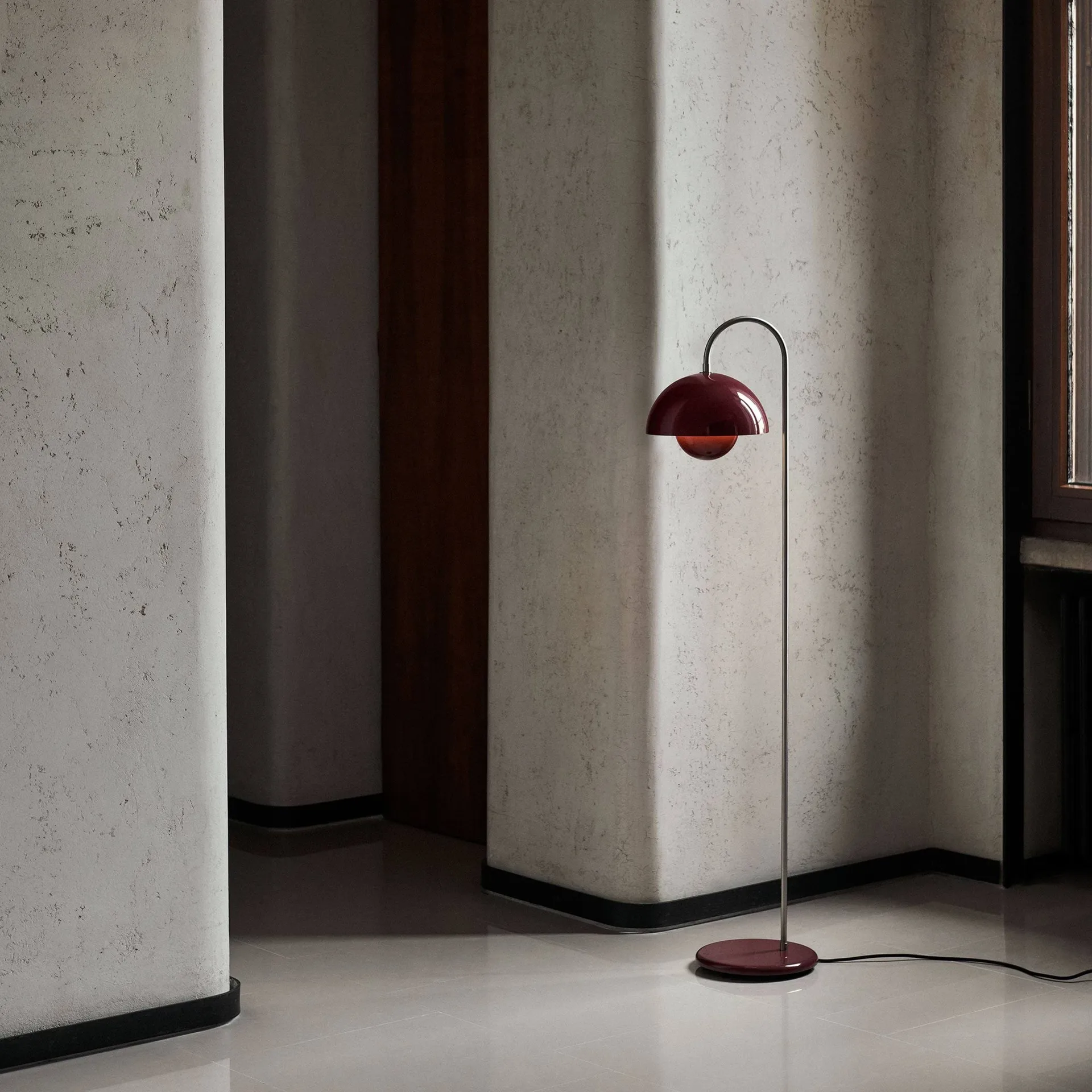 Lampa podłogowa Flowerpot VP12, Dark plum &Tradition