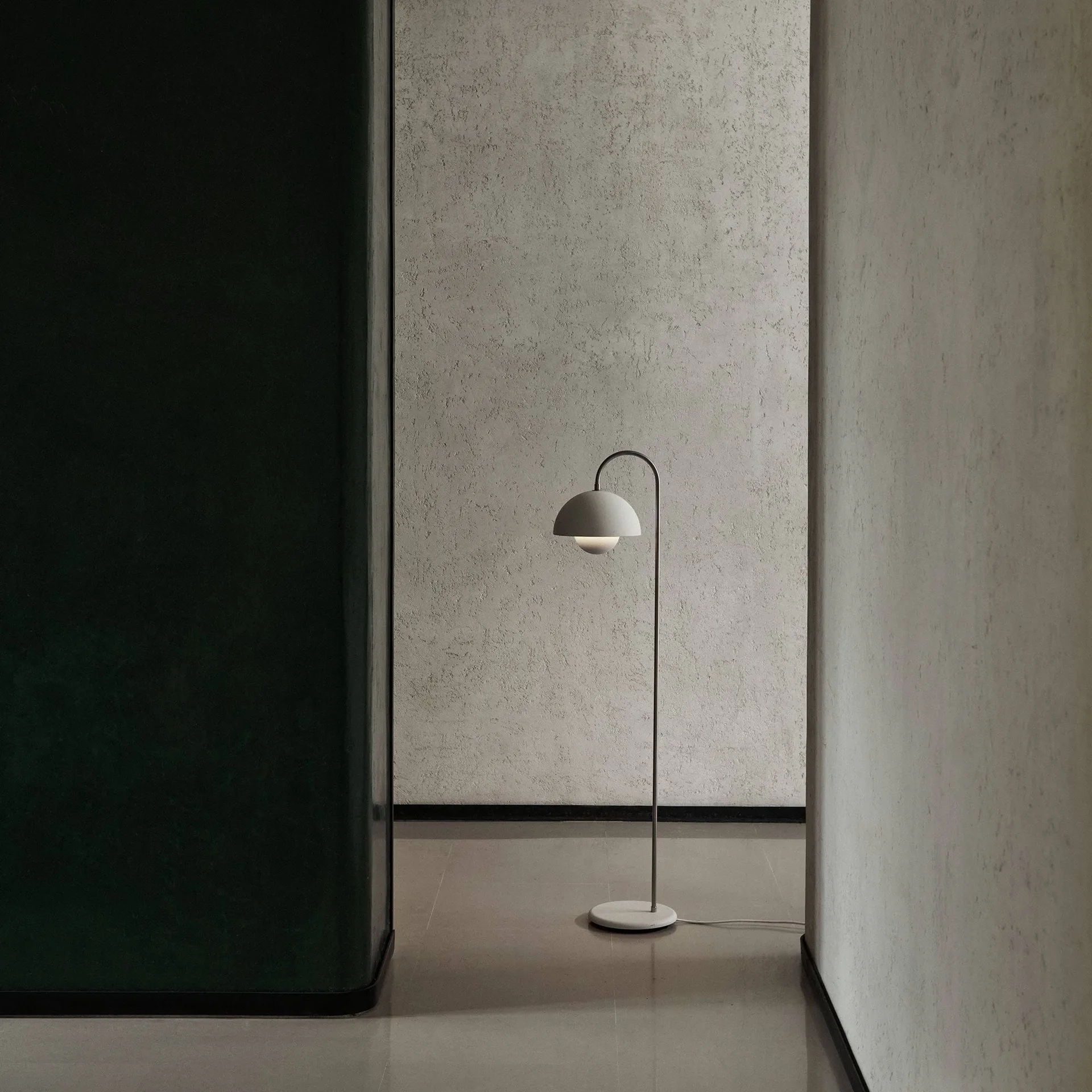Lampa podłogowa Flowerpot VP12, Matt white &Tradition