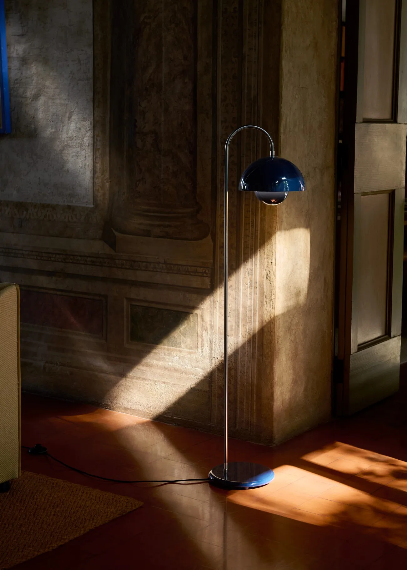 Lampa podłogowa Flowerpot VP12, Steel blue &Tradition