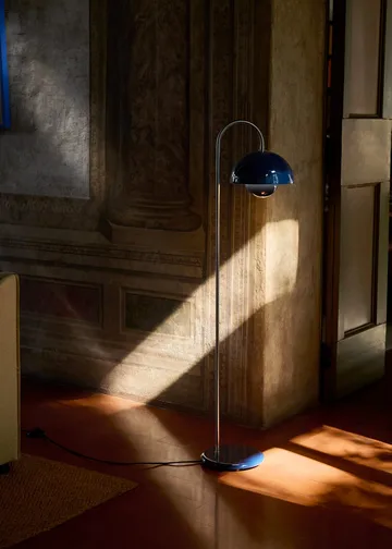 Lampa podłogowa Flowerpot VP12 - Steel blue - &Tradition