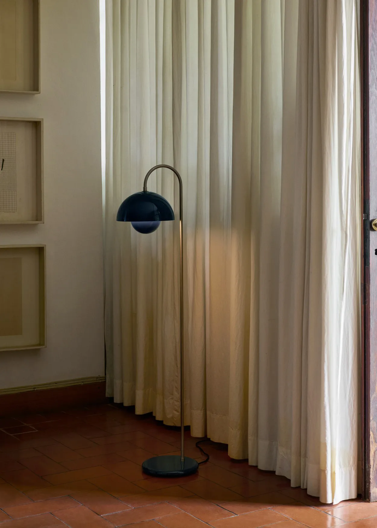 Lampa podłogowa Flowerpot VP12, Steel blue &Tradition