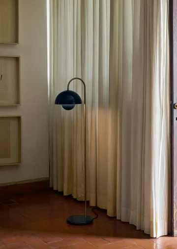 Lampa podłogowa Flowerpot VP12 - Steel blue - &Tradition