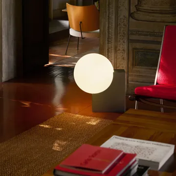 Lampa podłogowa Journey SHY4 - Szczotkowana stal–opalowe szkło - &Tradition