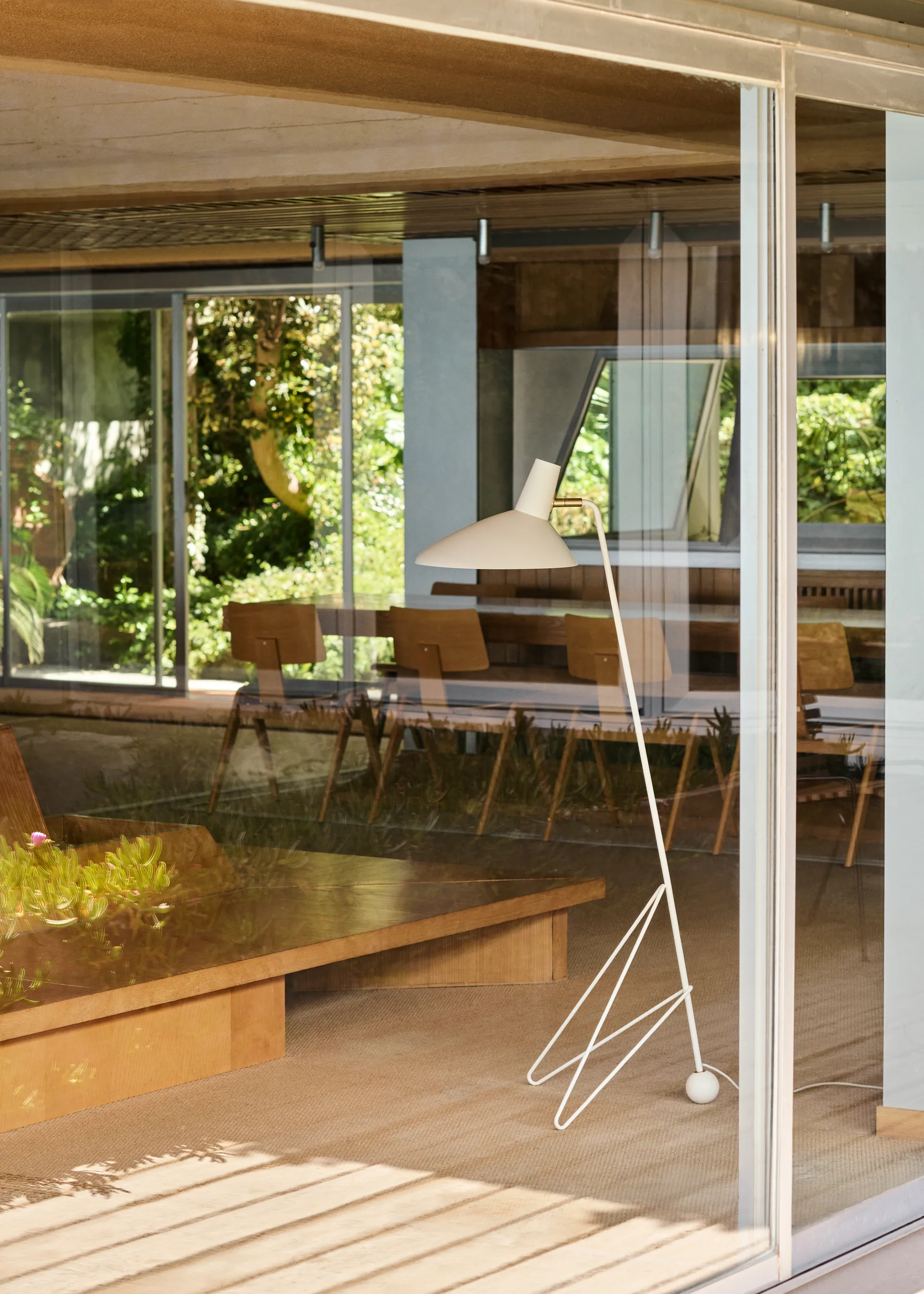 Lampa podłogowa Tripod HM8, Matt white &Tradition