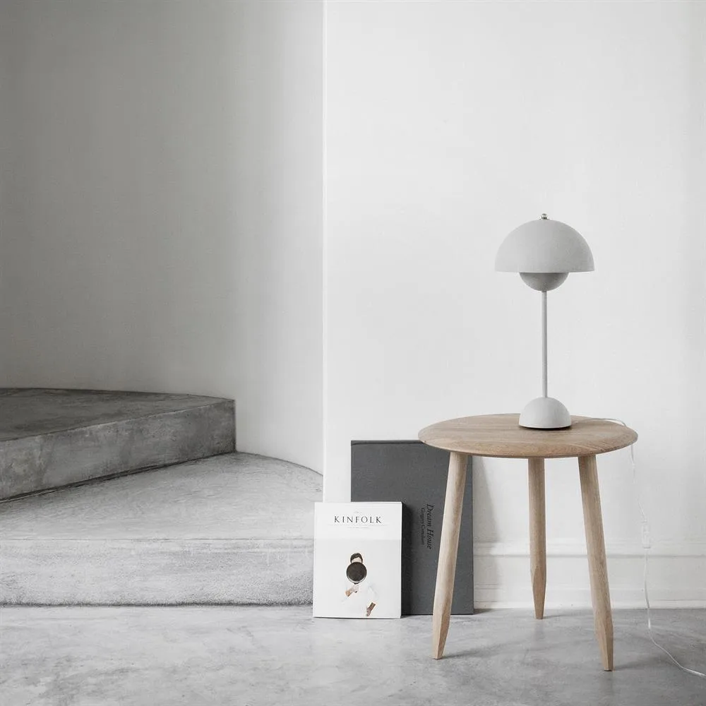 Lampa stołowa Flowerpot VP3, matowy jasny szary &Tradition