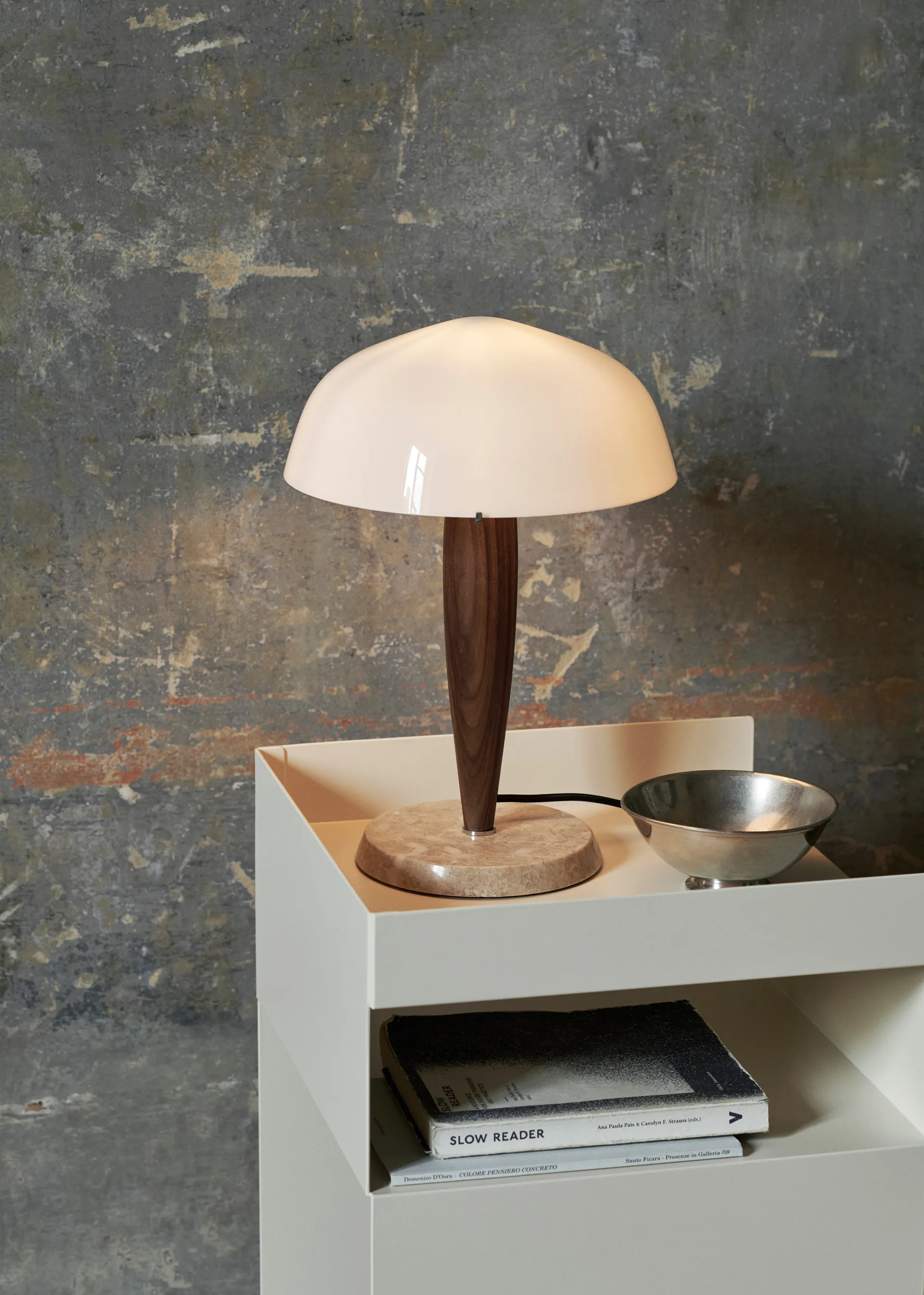 Lampa stołowa Herman SHY3, walnut & cream marble, textilsladd &Tradition