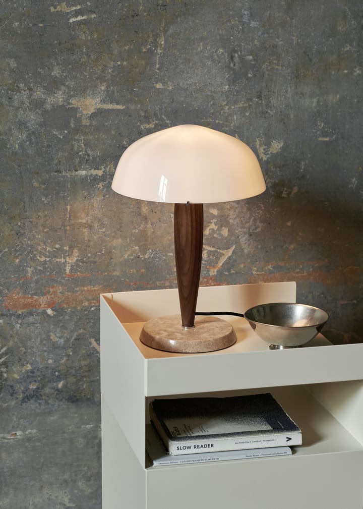 Lampa stołowa Herman SHY3, walnut & cream marble, textilsladd &Tradition