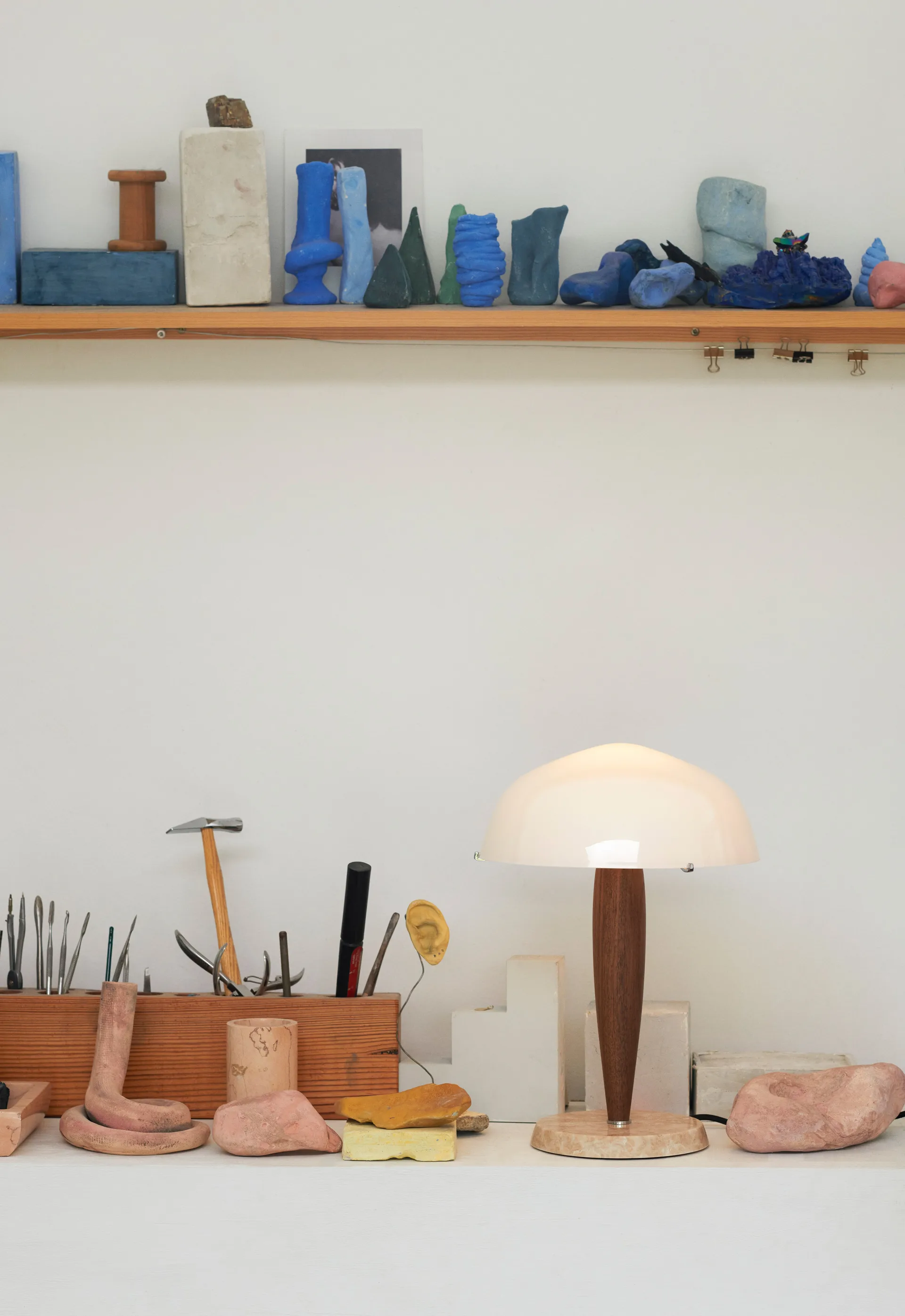 Lampa stołowa Herman SHY3, walnut & cream marble, textilsladd &Tradition