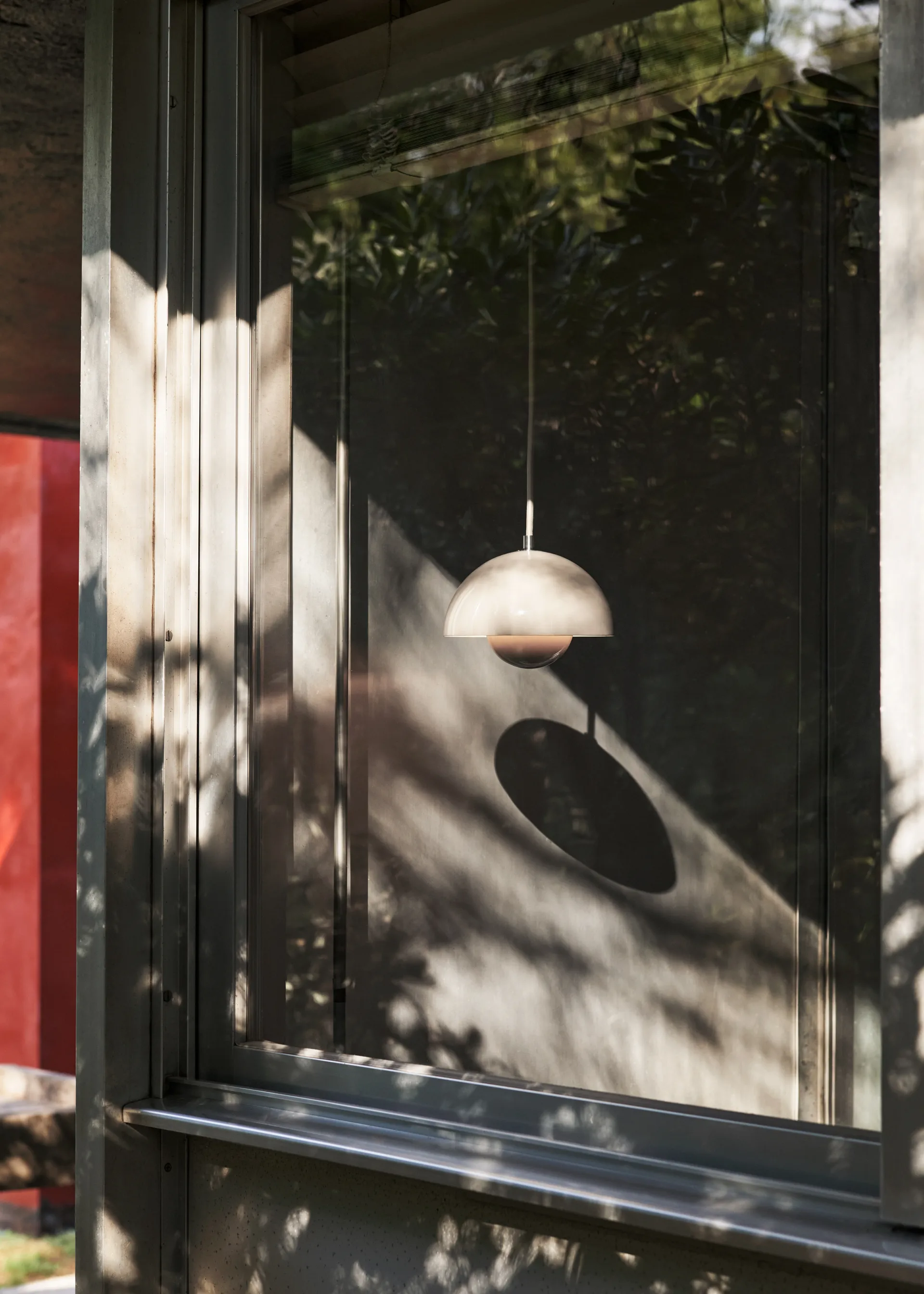 Lampa wisząca Flowerpot VP10, Grey beige &Tradition