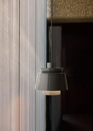 Lampa wisząca Utzon JU1 - Grey beige, Ø22 cm - &Tradition