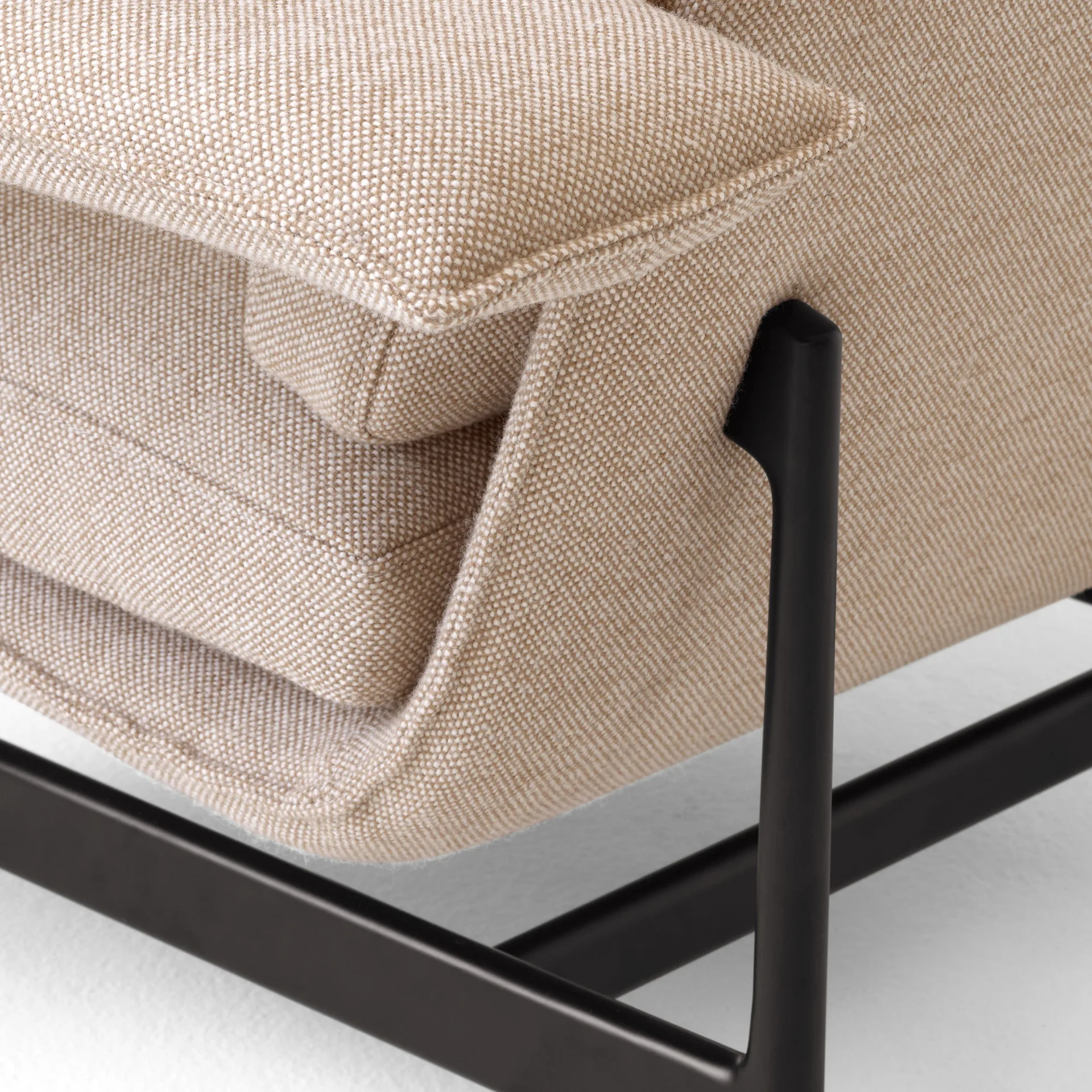 Meantime AV29 fotel lounge, Warm black-Hallingdal 0220 &Tradition