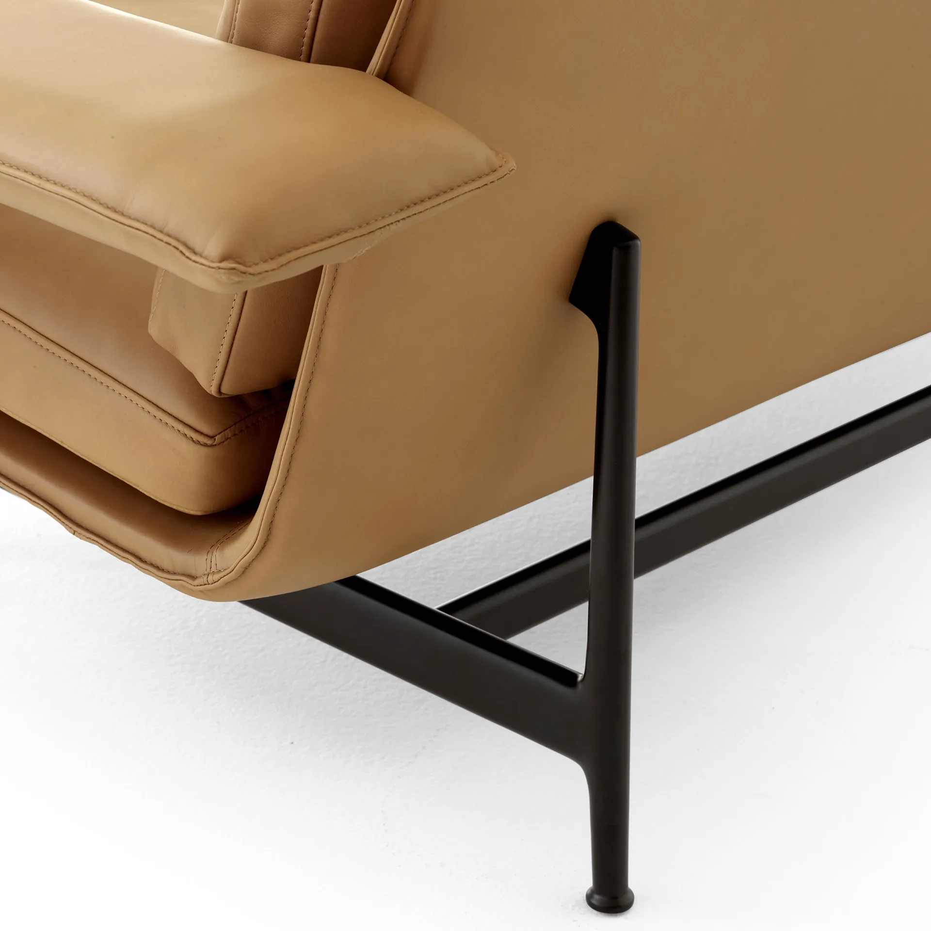 Meantime AV30 sofa 2-osobowa, Warm black-Noble leather Cognac &Tradition