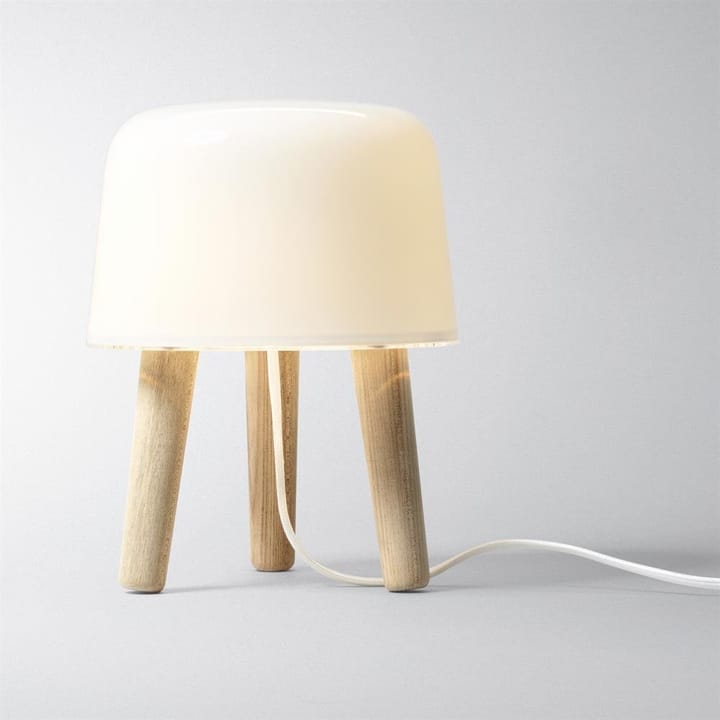 Milk lampa podłogowa - lampa z białym kablem - &Tradition