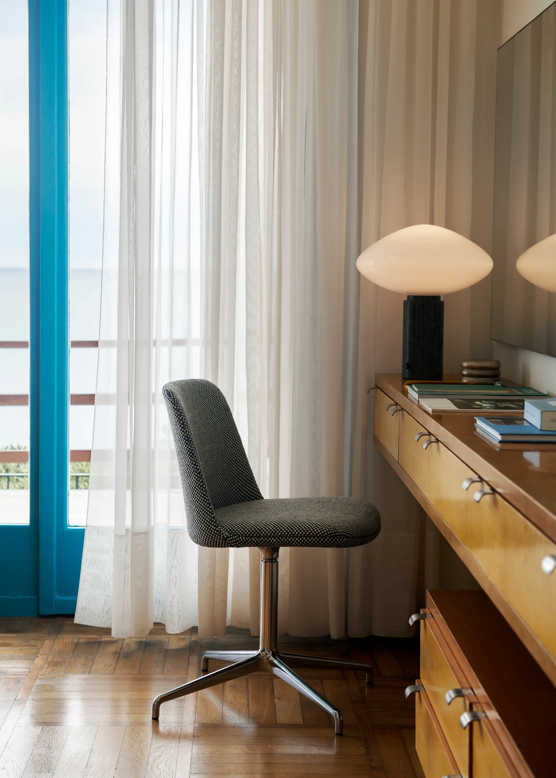 Mist AP17 lampa stołowa Ø37 cm, Matt White & Guatemala Verde &Tradition