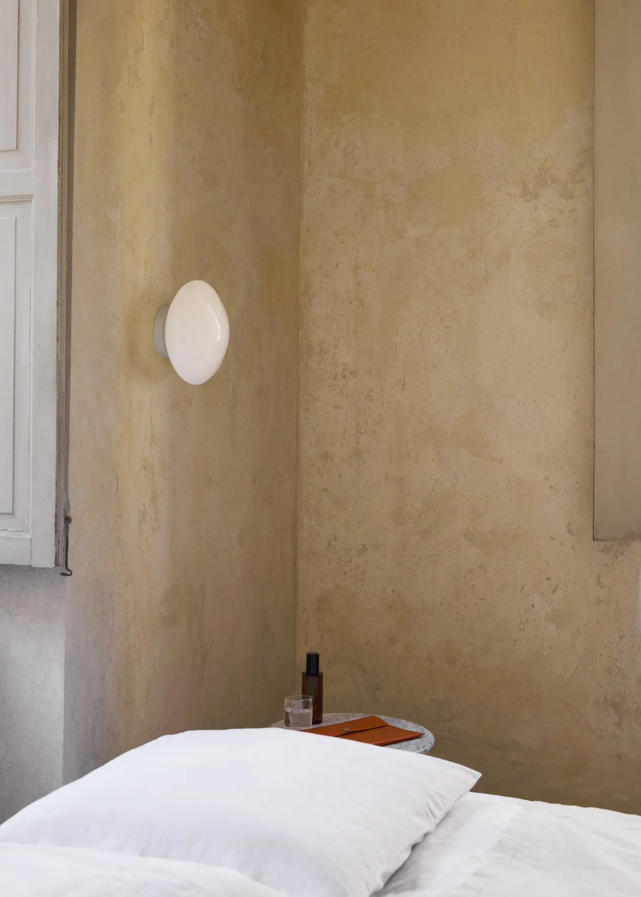 Mist AP22 lampa sufitowa/ścienna Ø25 cm, White-opal glass &Tradition