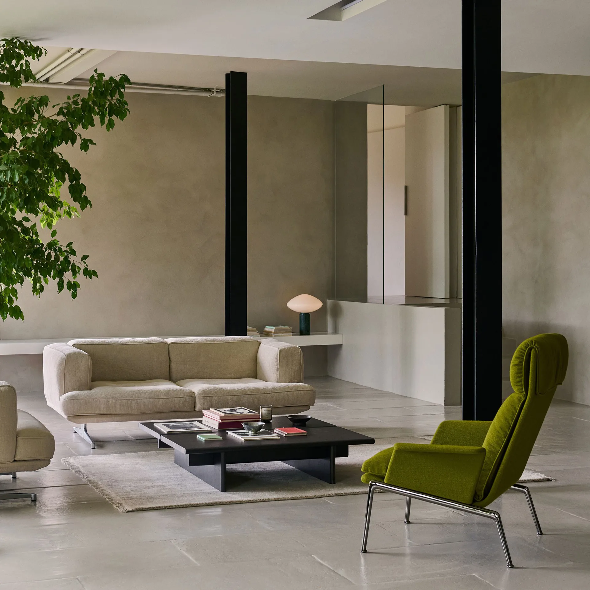 Muno LN17 High back fotel lounge, Warm black-Vidar 0956 &Tradition