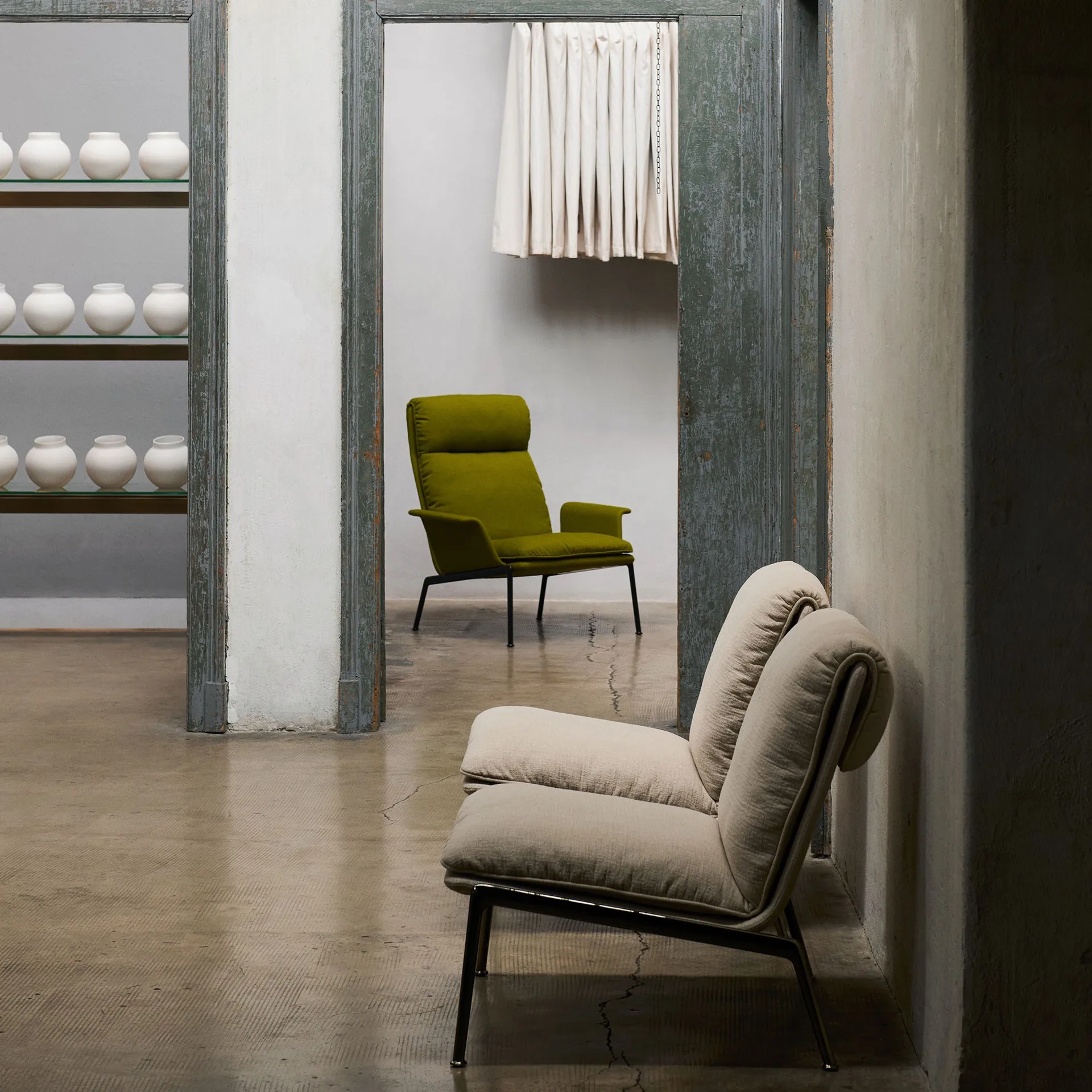 Muno LN17 High back fotel lounge, Warm black-Vidar 0956 &Tradition