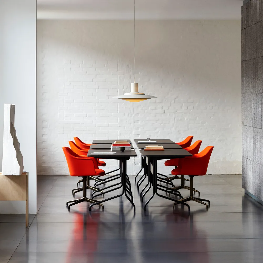 Pavilion AV16 biurko, iron linoleum,lakierowany orzech, chromowane nogi &Tradition