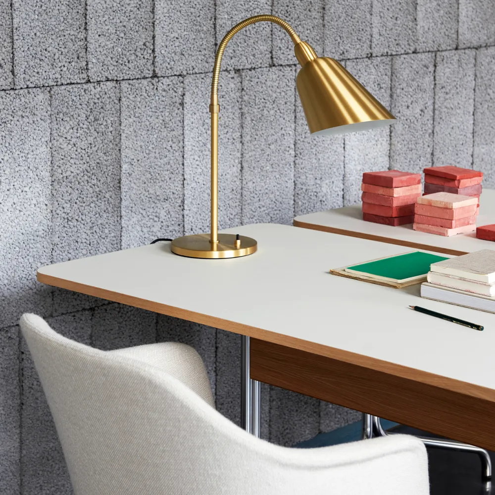 Pavilion AV16 biurko, iron linoleum,lakierowany orzech, chromowane nogi &Tradition