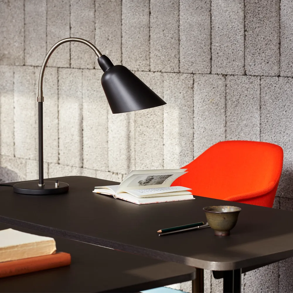 Pavilion AV16 biurko, iron linoleum,lakierowany orzech, chromowane nogi &Tradition