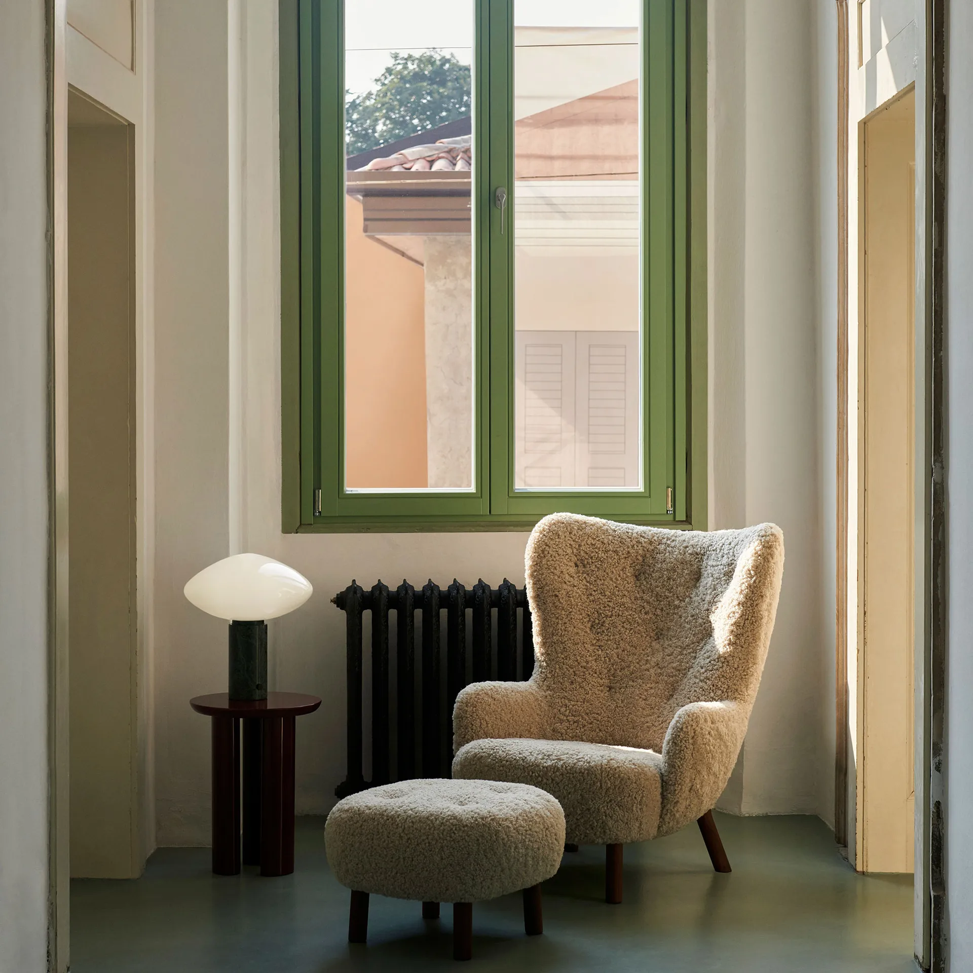 Petra VB3 High fotel w. z pufą ATD1, Olejowany orzech -Sheepskin Moonlight &Tradition